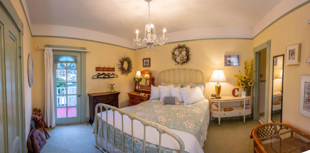 Queen Room interior